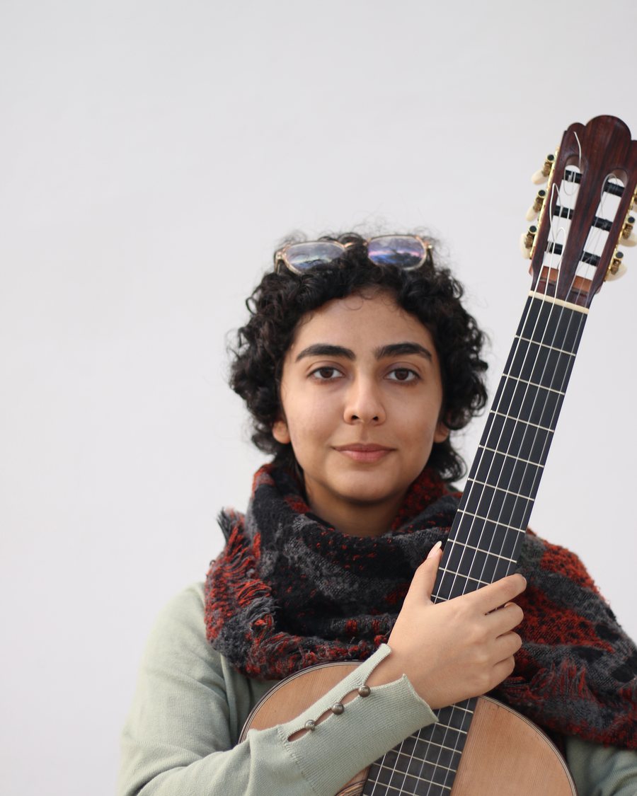 Nazanin mit ihrer klassischen Gitarre
