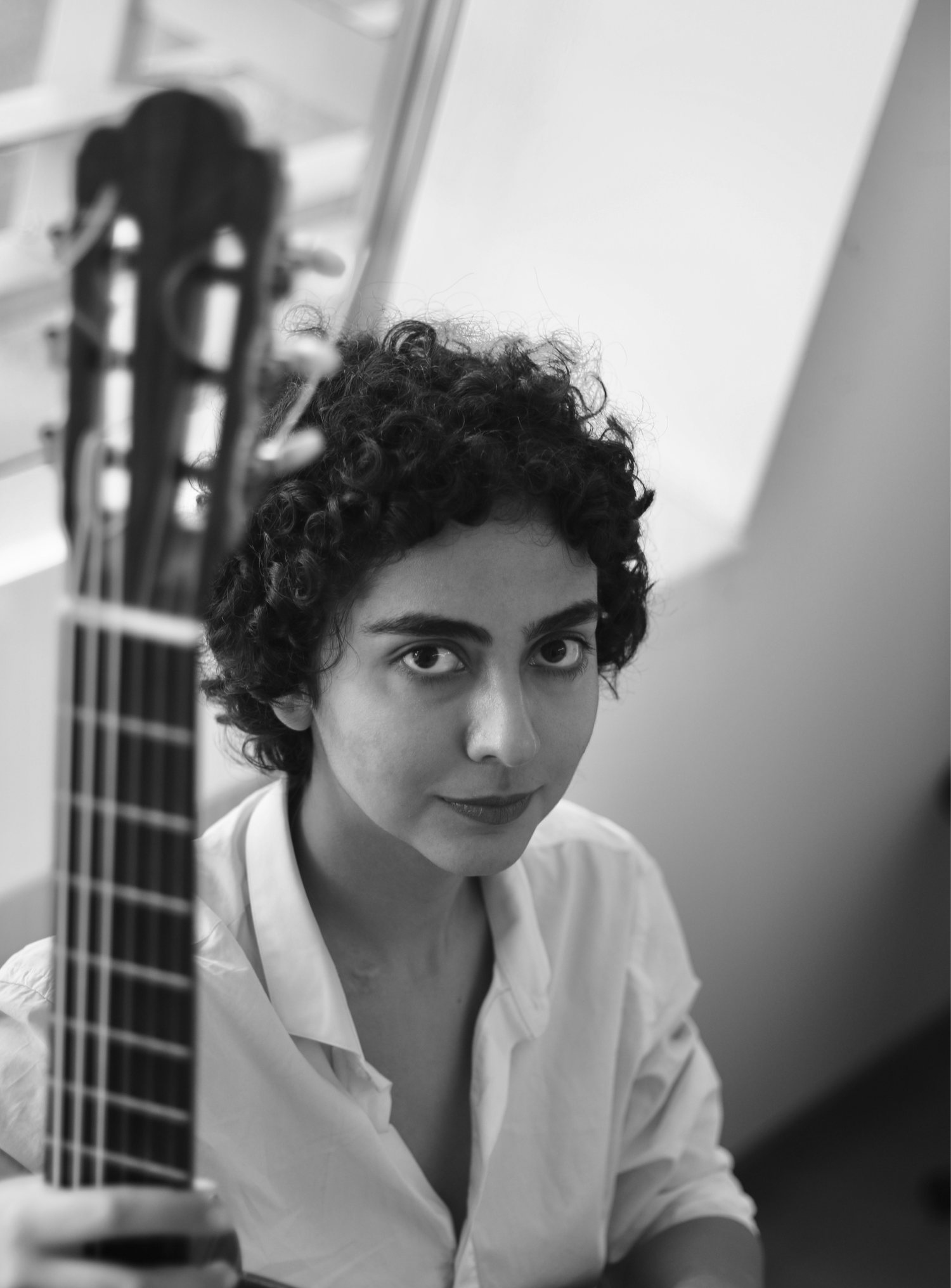 Nazanin mit ihrer klassischen Gitarre, Schwarzweißfoto